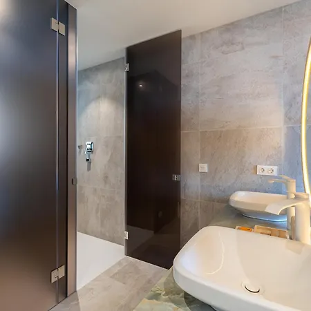 Hotel Leiro Residences